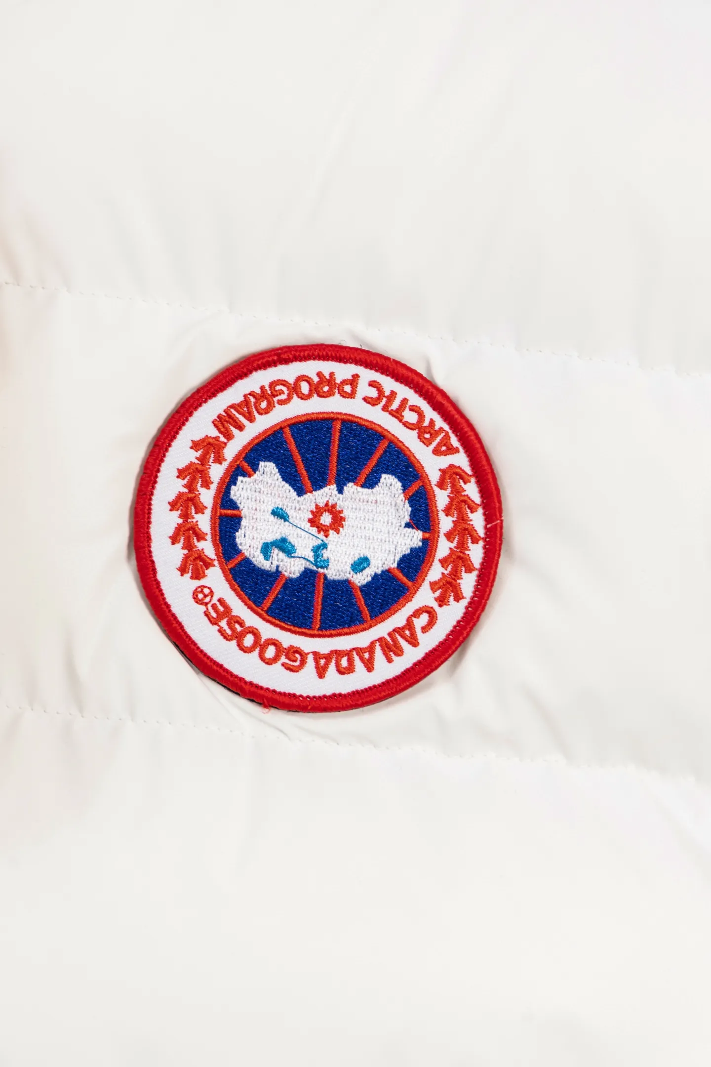 P380 Canada Goose, the new Canadian brand, has always been recognized as the warmest down jacket. It is often worn by various Instagram celebrities, Internet celebrities, and celebrities for street photos. I make Canada Goose every year, but I still can’t get rid of my love for it. No matter how cold the days are, there is no need to be afraid, because there is! It is the legendary warmest down jacket and is known as a must-have for Arctic outdoor sports! The most popular down jacket in the world, celebrities are rushing to buy it, it is a must-have! Same style for men and women Sizes: S-XL